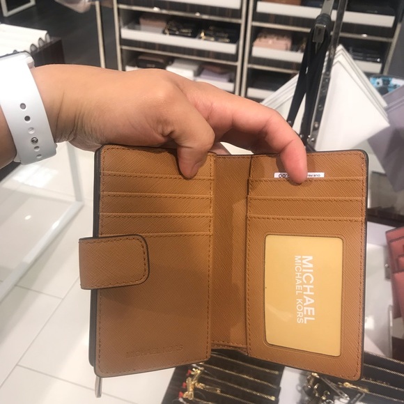 Michael Kors Bifold Zip Coin Wallet - Picture 4 of 6